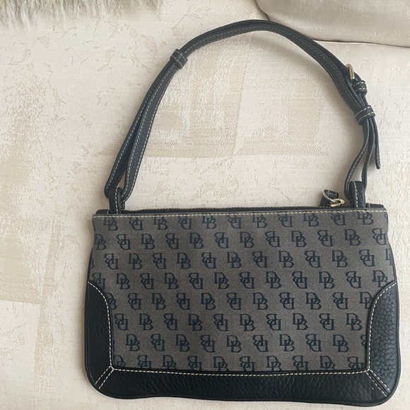 Dooney and Bourke small bag - Picture 3 of 9